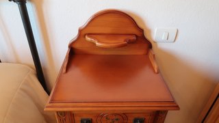 Mesita de noche de madera con cajones