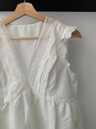 Blusa blanca con encaje y volantes