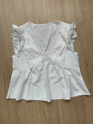Blusa blanca con encaje y volantes