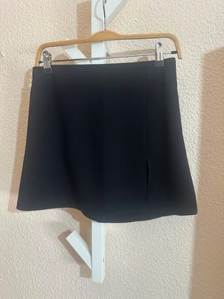 Minifalda negra con abertura