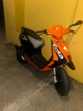 Beta Ark Scooter Naranja y Negro