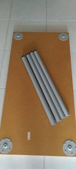 Mesa de escritorio Ikea madera y metal