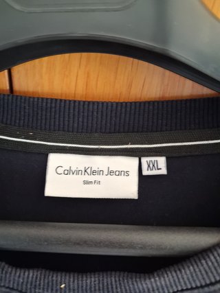 Camiseta Calvin Klein azul marino logo en relieve