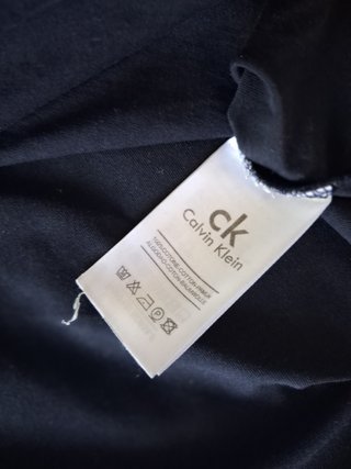 Camiseta Calvin Klein azul marino logo en relieve