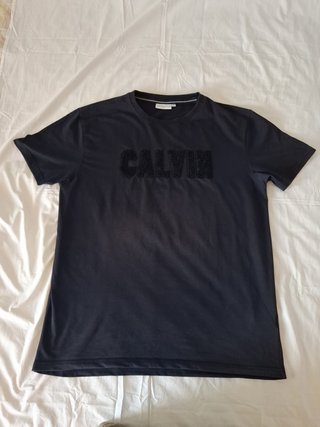 Camiseta Calvin Klein azul marino logo en relieve
