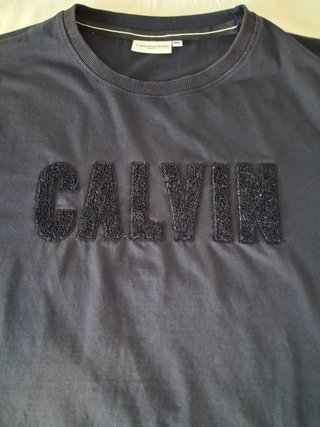 Camiseta Calvin Klein azul marino logo en relieve