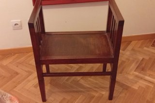 Banco de madera oscuro
