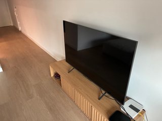 Televisor Negro y Marrón