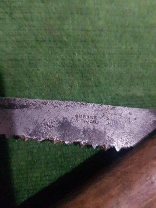Sierra plegable antigua para ramas