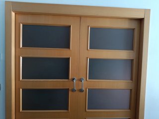 Puertas correderas de madera con cristal