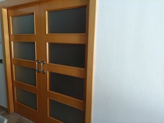 Puertas correderas de madera con cristal