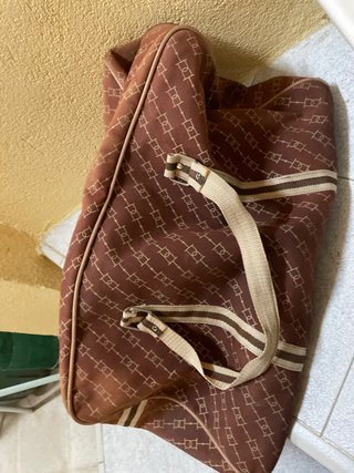Mochila de viaje marrón y beige