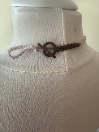 Colar feito à mão em croché