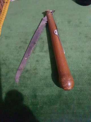 Sierra plegable antigua para colgar