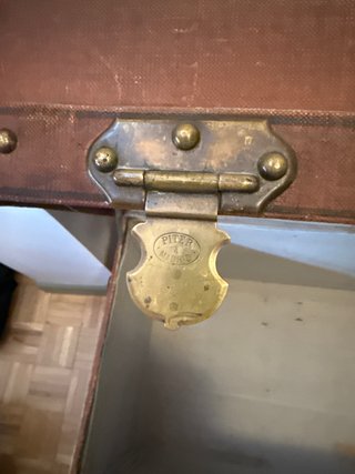 Baúl antiguo con remates en bronce