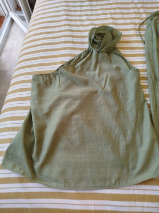 Conjunto top de un solo hombro con flor y pantalón