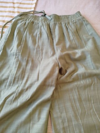 Conjunto top de un solo hombro con flor y pantalón