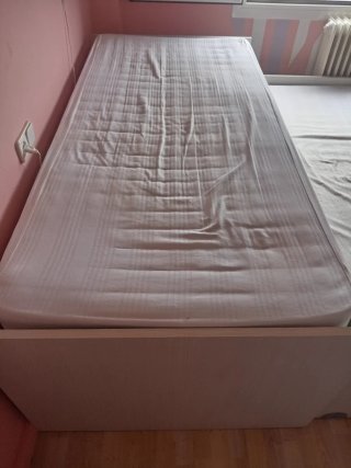 Cama con cajones blanca y turquesa