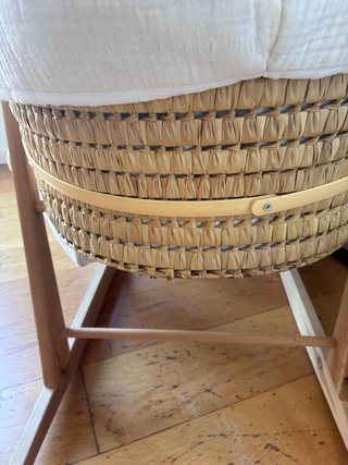 Moisés de mimbre con soporte
