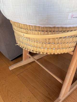 Moisés de mimbre con soporte