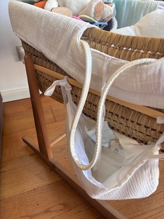 Moisés de mimbre con soporte