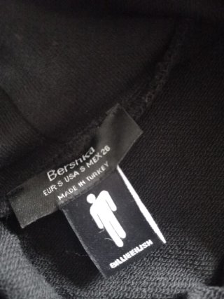 Sudadera negra con pedrería