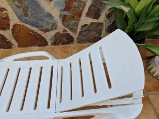 Tumbona piscina blanca de plástico con su colchone
