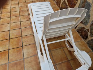 Tumbona piscina blanca de plástico con su colchone
