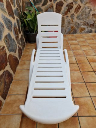 Tumbona piscina blanca de plástico con su colchone