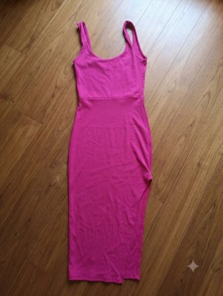 Vestito rosa aderente con spacco