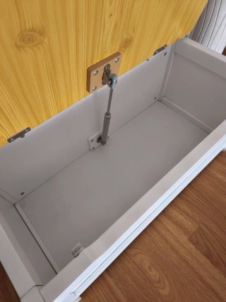 Banco juguetero blanco y madera