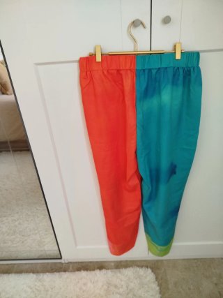 Pantalón bicolor con dibujos