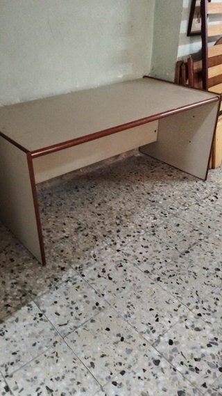 Mesa de despacho beige y marrón