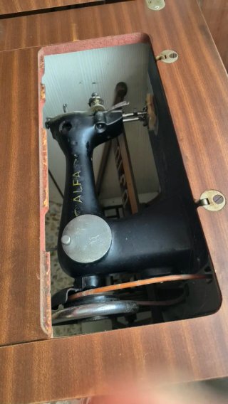 Máquina de coser Alfa antigua funcionando