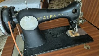 Máquina de coser Alfa antigua funcionando