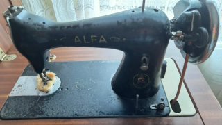 Máquina de coser Alfa antigua funcionando
