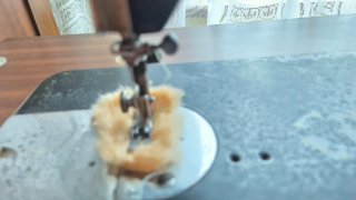 Máquina de coser Alfa antigua funcionando