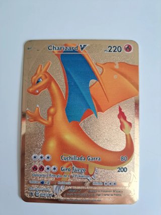 Cartas Pokémon Pikachu VMAX y Charizard V Metálica