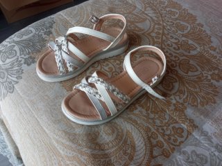 Sandalias Talla 34. Blancas y Plateadas