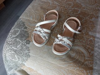 Sandalias Talla 34. Blancas y Plateadas