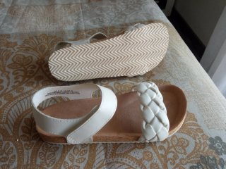 Sandalias blancas. Talla 32. Nuevas