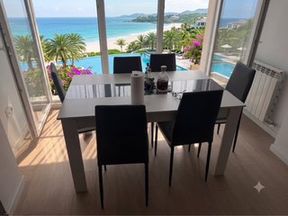 Comedor blanco y negro con sillas