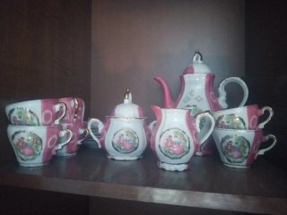 Juego de té tradicional rosa y blanco.