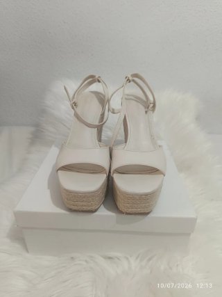 Sandalias cuña Stradivarius beige talla 37