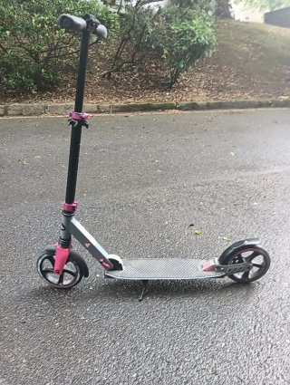 Patinete infantil negro y rosa