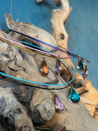 Collares con colgante de gota