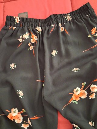 Pantalón fino y ancho negro y floral. De mujer.