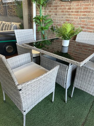 Mesa y 4 sillas de exterior ratán