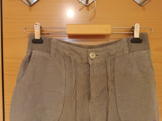 Pantalón capri verde grisáceo de lino