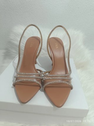 Sandalias Zara Talla 37 Beige y Doradas